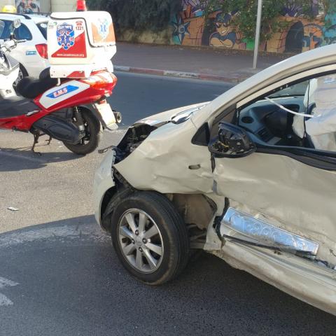 נהגת רכב נפצעה בינוני ונהג נפצע קל ברחוב המכבים פינת ברנדייס בפתח תקווה - חדשות בפתח תקווה