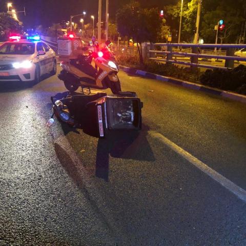 הולכת רגל נפצעה קל ורוכב אופנוע נפצע בינוני בתאונת דרכים ברחוב ז'בוטינסקי פינת דנקנר - חדשות בפתח תקווה