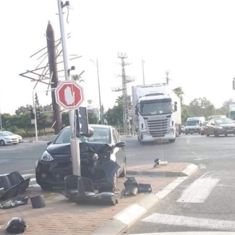 נהג בגילופין, התנגש ברמזור, רישיונו נפסל ל-30 יום - חדשות בפתח תקווה
