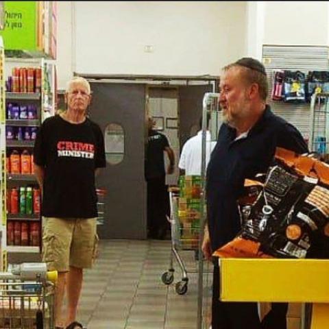 המפגינים נגד היועמ"ש הביעו מחאה שקטה מול עיניו בסופרמרקט בקניון גנים בפ"ת וביקשו שיזדרז בהחלטותיו - חדשות בפתח תקווה