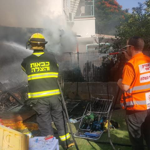 שריפה פרצה במחסנים סמוך לבניין מגורים ברחוב הענבל בפתח תקווה - חדשות בפתח תקווה