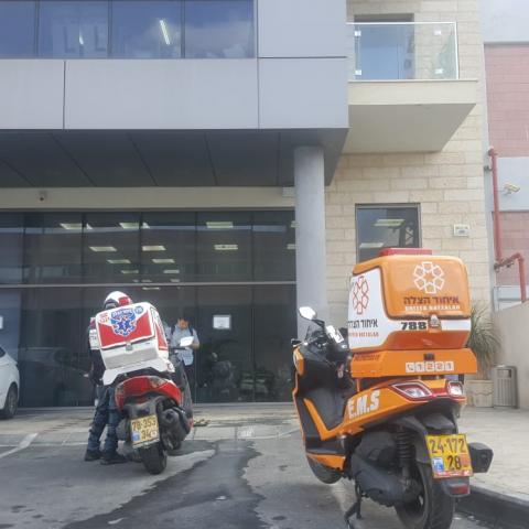 פועל נפצע במהלך עבודתו בסנפלינג בבניין משרדים ברחוב ברגמן בפתח תקווה - חדשות בפתח תקווה