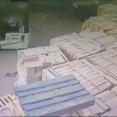 צפו מה קרה כשעובד במפעל כפר קאסם הסיע נערות בתוך ארגז במלגזה (וידיאו) - חדשות בפתח תקווה