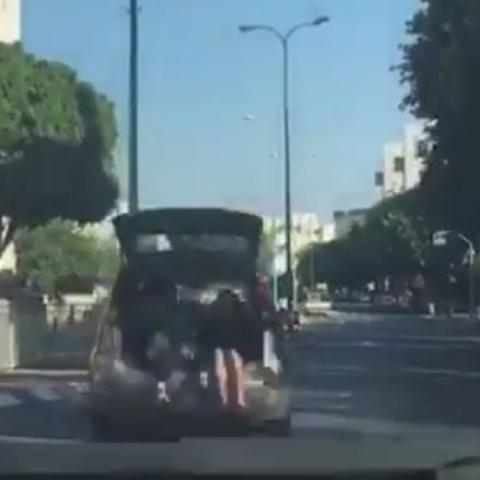 צפו בתיעוד המזעזע – נהג שמשחק בחייהן של נערות (וידיאו) - חדשות בפתח תקווה