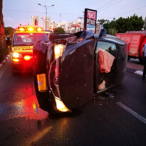 נהג רכב נפצע בינוני כשהתהפך עם רכבו ברחוב ז'בוטינסקי בפתח תקווה - חדשות בפתח תקווה