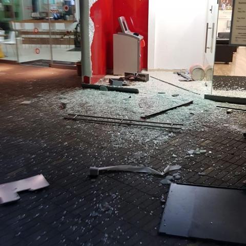  פרצו לבנק הפועלים במרכז מסחרי באם המושבות וגנבו את הכספומט (וידיאו) - חדשות בפתח תקווה