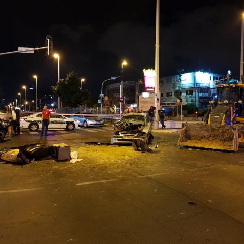 הלילה ברח' ז'בוטינסקי פינת רח' הסיבים: טרקטור פגע ברכב פרטי שפגע ברוכב אופנוע - חדשות בפתח תקווה