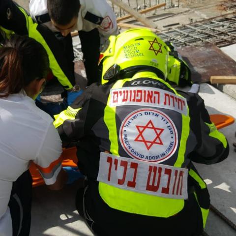 פועל נפצע ממוט ברזל ברחוב המגשימים בפתח תקווה - חדשות בפתח תקווה