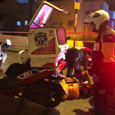 גבר נפצע קשה מדקירה ברחוב עמוס בפתח תקווה - חדשות בפתח תקווה