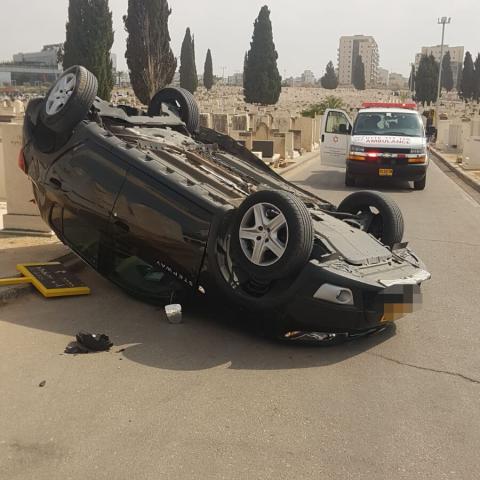 3 פצועים קל בהתהפכות רכב בבית עלמין סגולה - חדשות בפתח תקווה