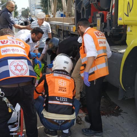 קשישה נפצעה קשה מפגיעת משאית ברחוב השפלה באזור התעשייה קריית אריה - חדשות בפתח תקווה