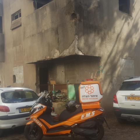 מחוסר דיור נמצא ללא רוח חיים בכניסה לשוק ברחוב הברון הירש - חדשות בפתח תקווה