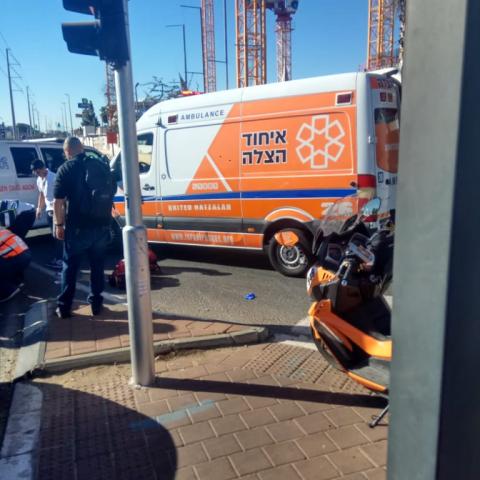 רוכב אופנוע החליק בדרך ז'בוטינסקי ונחבל בראשו - מצבו בינוני - חדשות בפתח תקווה