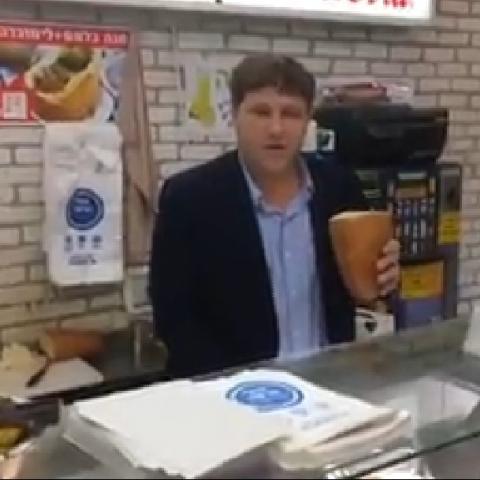 זה לחם בשבילו: צפו ברמי גרינברג ממלא בכל טוב (וידיאו) - חיי זוהר בפתח תקווה