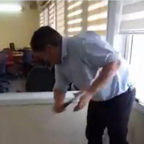 נשבר קיר הזכוכית שהפריד בין אולם המליאה לאולם ההמתנה (וידיאו) - חדשות בפתח תקווה