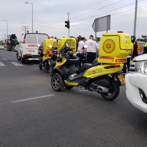 רוכב אופניים נהרג מפגיעת משאית בכביש 483 סמוך לכניסה לגבעת השלושה - חדשות בפתח תקווה