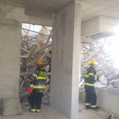 פיגומים קרסו מגובה של כ-12 מטר באתר בנייה ברחוב וויצמן - פועל נלכד ונעדר (וידיאו) - חדשות בפתח תקווה