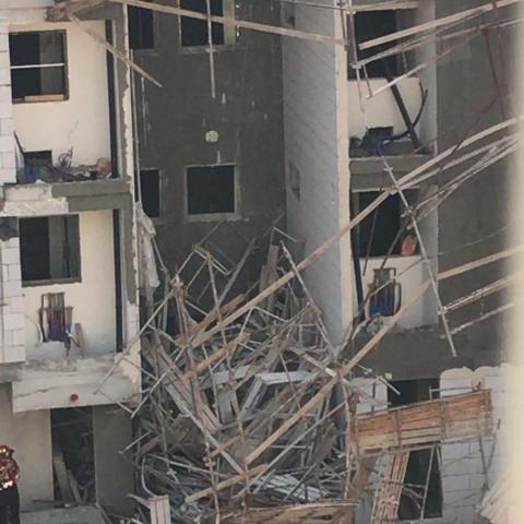 צפו בתיעוד מיוחד: קריסת הפיגומים באתר הבנייה בפתח תקווה (וידיאו) - בנייה ונדל"ן בפתח תקווה