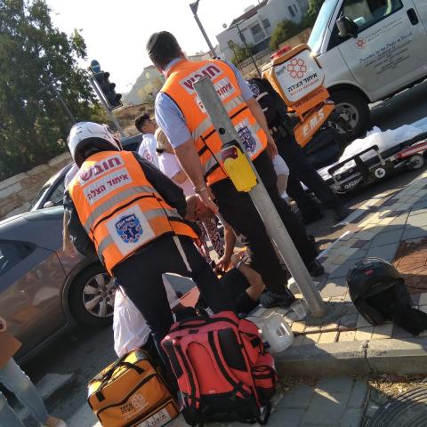 לאחר תאונה בין רכב לאוטובוס הגיח רכב למקום התאונה ופגע בשוטר - חדשות בפתח תקווה