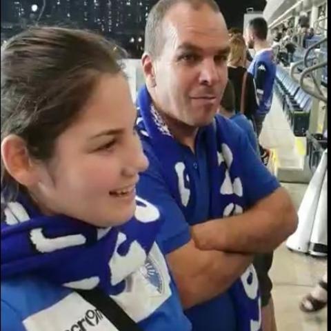 אסף פרשן "פ"ת עכשיו" בראיון עם אוהדת של הפועל קרית שמונה במשחקה של מכבי פ"ת נגד הפועל ק"ש (וידיאו) - ספורט בפתח תקווה