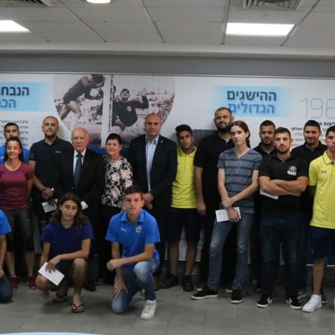 קרן נחום סטלמך העניקה מלגות לכדורגלנים - ספורט בפתח תקווה