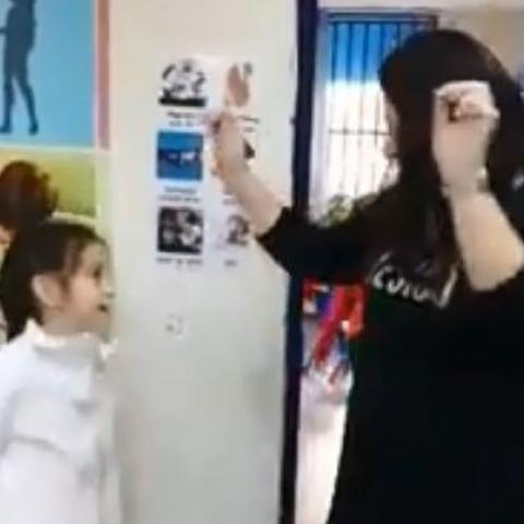 צפו: כך מתחילים את הבוקר בחיוך - תלמדו מבית ספר ביאליק! (וידיאו) - חינוך בפתח תקווה