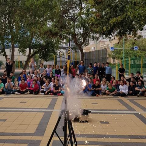 שיגור טילים ניסיוני למטרות שלום נערך בבית ספר ביאליק (וידיאו) - חינוך בפתח תקווה
