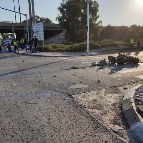 רוכב אופנוע נהרג מפגיעת רכב בכביש 40 סמוך לצומת ירקון (וידיאו) - חדשות בפתח תקווה