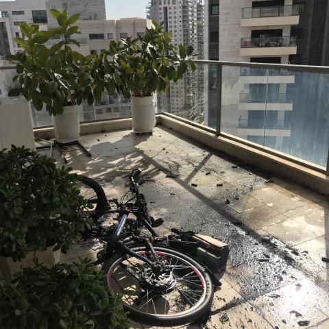  אופניים חשמליים עלו באש: שריפה פרצה בדירת מגורים בקומה - 18 ברחוב מבצע דקל - חדשות בפתח תקווה