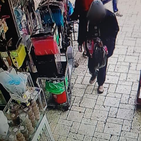נעצר תושב ת"א בן 64 בחשד שגנב תיק מאישה בת 69 מפתח תקווה - חדשות בפתח תקווה