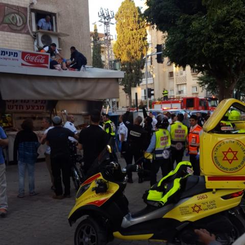 קשישה בת 92 נפלה מחלון דירה בקומה - 4 ברח' סלנט בפתח תקווה ונחתה על גגון של חנות בקומה ה -1 (וידיאו) - חדשות בפתח תקווה