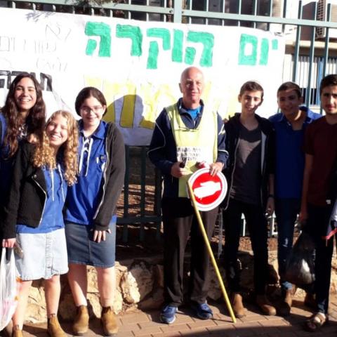 תנועת הנוער "עזרא" יצאו לרחובות פתח תקווה כדי להודות לכל האנשים "השקופים" - מעשים טובים בפתח תקווה