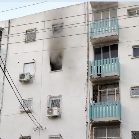 שריפה פרצה בדירת מגורים ברחוב צה"ל בפתח תקווה (וידיאו) - חדשות בפתח תקווה
