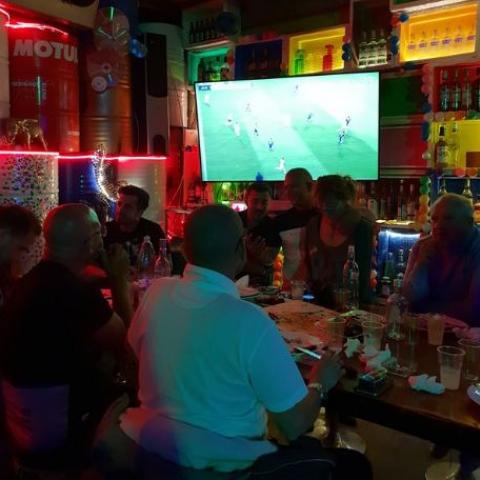 החברים של רוני התכנסו לעודד את  נבחרת ישראל (וידיאו) - ספורט בפתח תקווה