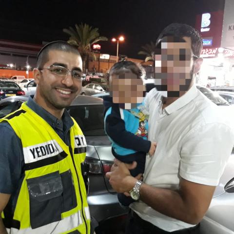 העמיס את קניות השבת ברכב וכשסגר את הדלת גילה כי שכח את מפתחות הרכב כאשר בנו הפעוט ננעל בתוך הרכב - חדשות בפתח תקווה