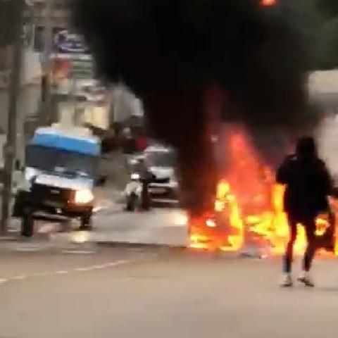 פיצוץ ברכב בשל קצר חשמלי ברחוב שוהם בפתח תקווה (וידיאו) - חדשות בפתח תקווה