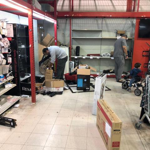 מבצע החיסול הושלם: המוני אנשים רוקנו את המדפים של  סניף ACE ירקונים - צרכנות בפתח תקווה