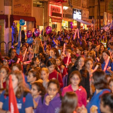  מצעד לפידים מרהיב של תנועות הנוער - קהילות בפתח תקווה