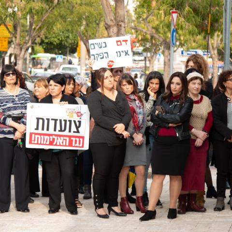 מחאה נגד אלימות כלפי נשים בפתח תקווה: "די לאלימות!" (וידיאו) - חדשות בפתח תקווה