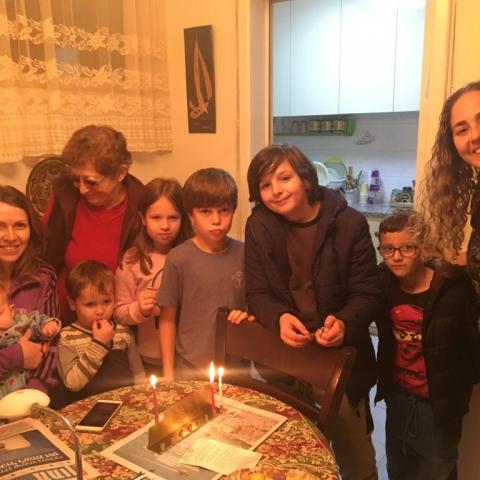 "נר מחבר" - בבית ספר קפלן בפתח תקווה משתדלים שיהיה מתוק לכולם - מעשים טובים בפתח תקווה