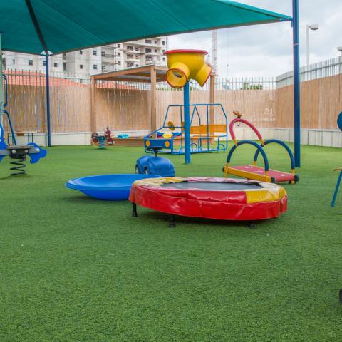 הוגדל התקציב להתקנת דשא סינטטי בגני הילדים - חדשות בפתח תקווה