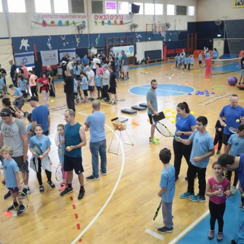 הורים וילדים משחקים ביחד בפתח תקווה ביום ספורט "ספורטניס הורים וילדים" - ספורט בפתח תקווה