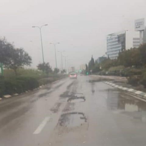 בשל מזג האוויר נפערו בורות בכביש שבדרך אם המושבות - חדשות בפתח תקווה