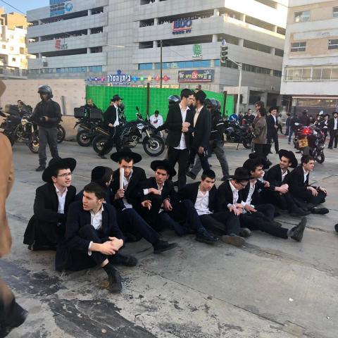 נעצרו 28 מפגינים שתקפו שוטרים (וידיאו) - חדשות בפתח תקווה