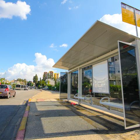 תחנות אוטובוס חכמות ועמודי מידע אלקטרונים יוצבו בפתח תקווה - תחבורה בפתח תקווה