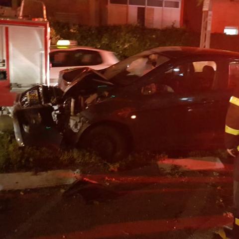נהג רכב נפצע בינוני לאחר שהתנגש בעמוד תאורה ברחוב אברבנאל בפתח תקווה - חדשות בפתח תקווה