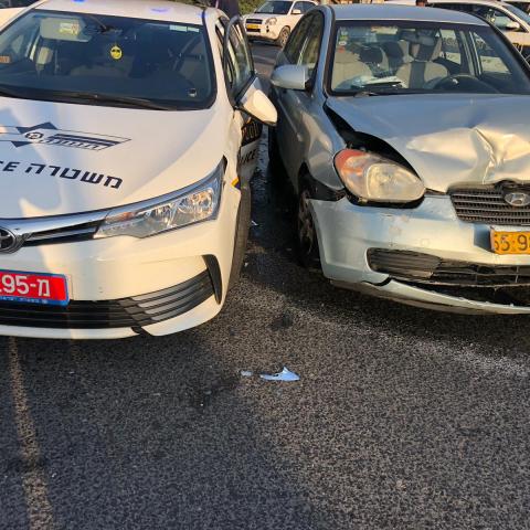 תאונת דרכים בין ניידת משטרה לרכב פרטי בצומת ירקון - כביש 40 נחסם לתנועה. - חדשות בפתח תקווה