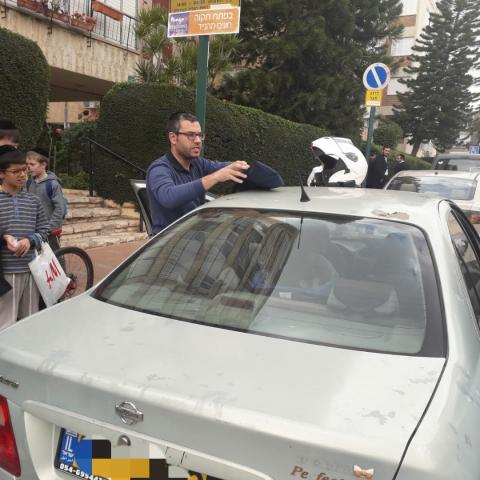 2 פעוטות ננעלו ברכב לעיני אמם ברחוב הרב סלומון בפתח תקווה - חדשות בפתח תקווה