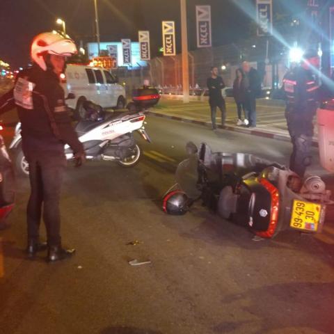 רוכב אופנוע נפצע בתאונה ברחוב ז'בוטינסקי בפתח תקווה - חדשות בפתח תקווה