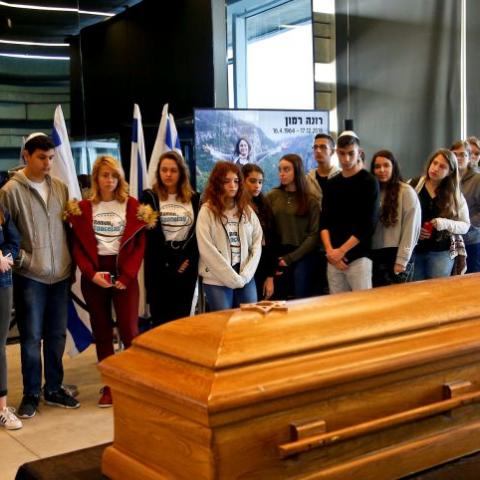 תלמידי הרב תחומי ב' מפתח תקווה חלקו כבוד אחרון לרונה רמון ז"ל - חינוך בפתח תקווה